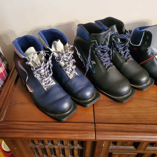 New 3 PIN Cross Country Ski Boots  EUR 42 / 43 in Ski in Barrie - Image 3