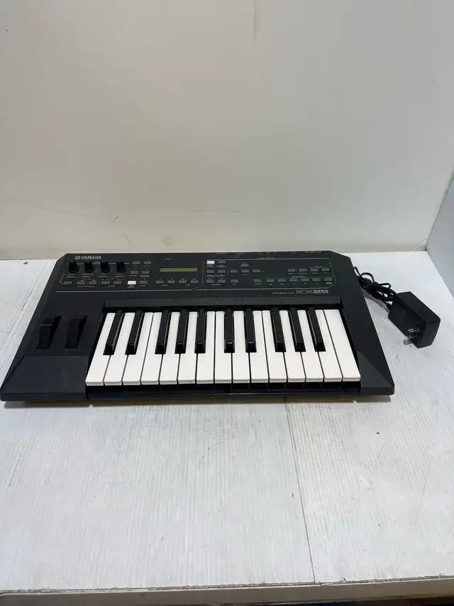Yamaha KX25 Keyboard in Pianos & Keyboards in City of Montréal - Image 2