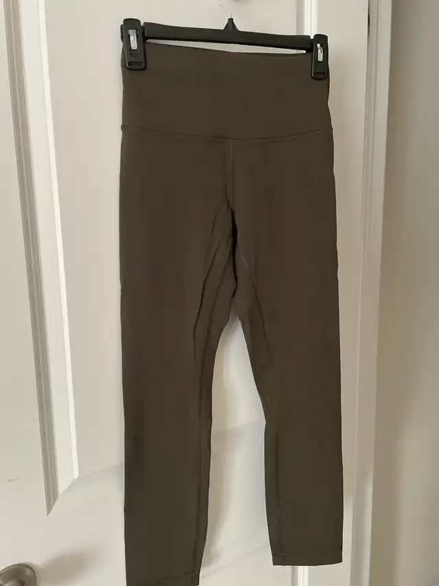 lululemon leggings like new size 6 in Women's - Bottoms in City of Toronto - Image 2