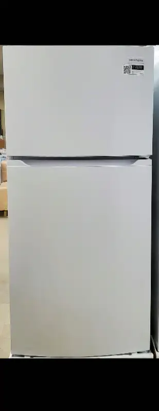 Frigidaire 28" 14 cu. ft. Top Freezer Refrigerator - White in Refrigerators in Bedford - Image 2