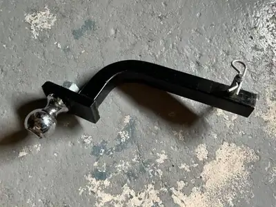 En bon état Pour auto Le bout carré pour attacher est de 1po1/4 X 1po1/4 Diamètre de la boule : 1po3...
