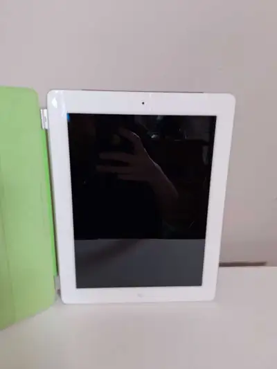 Apple iPad 4th Generation tablet. Locked to the cloud, so good for parts only. No scratches on the s...