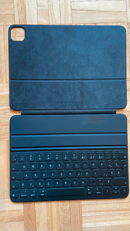 Apple Smart Keyboard Folio (iPad Pro 11 - iPad Air) dans iPad et tablettes  à Ville de Montréal - Image 2