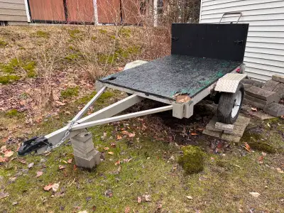Remorque artisanale 4' x 6' avec excellente structure en aluminium et essieu 3500 lbs. Coupleur pour...