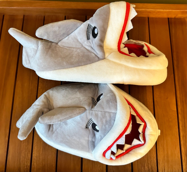 Size 3-4 kids Old Navy Shark Slippers in Kids & Youth in Thunder Bay