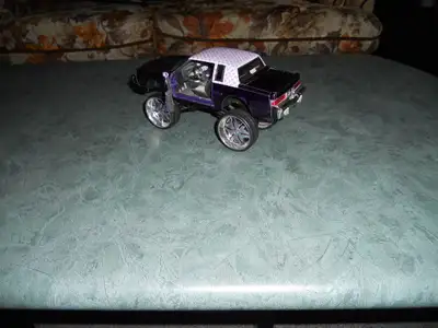 Jada Toy Buick Régal 1987 no. 90893 grandeur 1/24 avec suspension en excellente condition. Michel **...