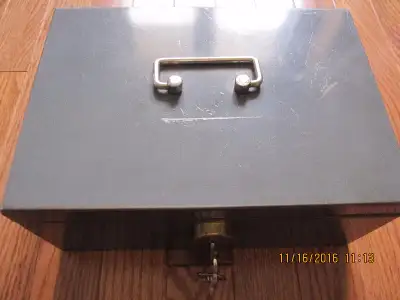 Old and heavy SteelMaster Cash box in excellent condition with 2 keys. Dimension 10"x6.75"x4.25".