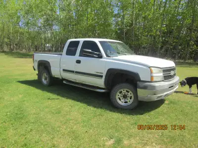 2006 Silverado 2500 HD 6.0 L v8 Good Tow Vehicle A little ruff around the edges but a good trustwort...