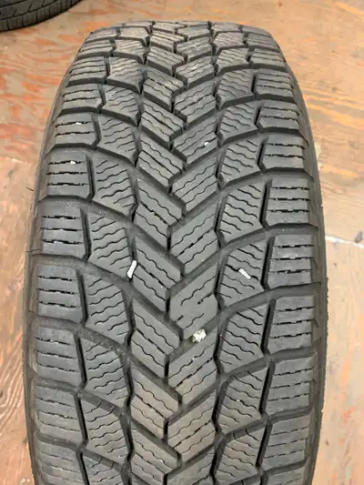 a nice Michelin snow tire in great shape with tons of tread (1 TIRE ONLY) size 205/60/16 96H M+S Mic...