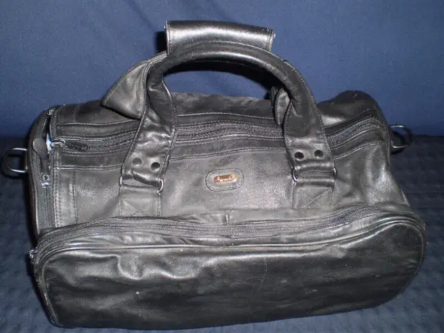 Calvin Klein Gold Duck Renwick Tilley Hand Bags, Wallet in Women's - Bags & Wallets in City of Toronto - Image 6