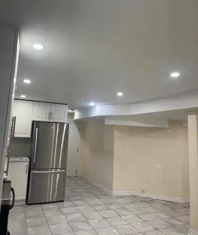 Private room available in 3 bhk basement with window
