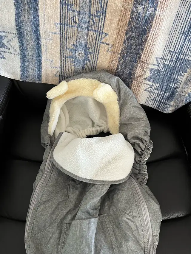 Chicco car seat with two bases and cover in Strollers, Carriers & Car Seats in Ottawa - Image 9