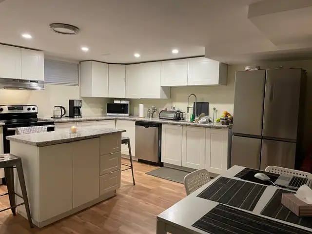 2 bedroom+den 2 Bath modern apartment near IKEA Bayshore area