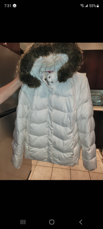 Lds wht Hilfiger coat 25$$ dans Femmes - Hauts et vêtements d'extérieur  à Laval/Rive Nord - Image 2