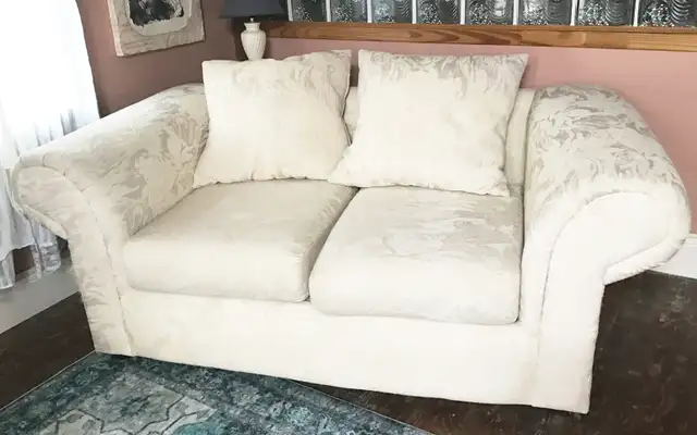Beautiful Cream/Off-White Love Seat—Excellent condition in Couches & Futons in Owen Sound - Image 2