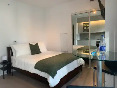 Furnished studio at 101 Peter st. Check in Sept 5, check out before or on Dec 28 at 11am the latest....