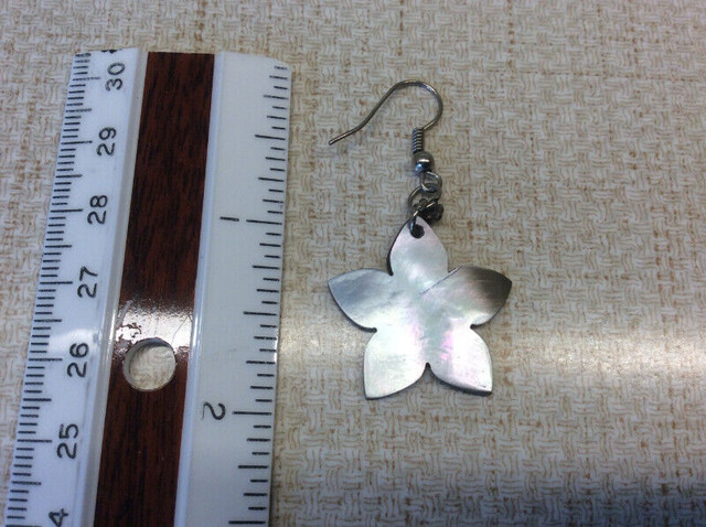 Single Earring  - 2" total - 1" flower in Jewellery & Watches in Winnipeg - Image 2