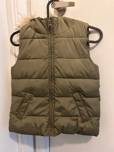 GapKids Faux-Fur Trim Puffer Vest SIZE 8, View more