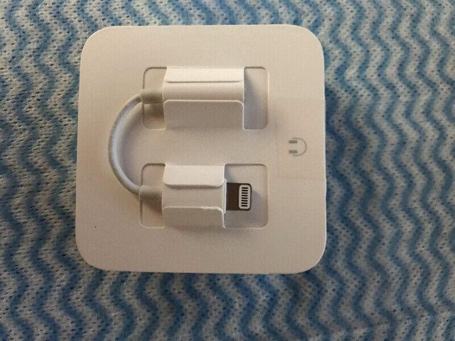 Iphone 7 and up headphones with lightning connector in Cell Phone Accessories in Kitchener / Waterloo - Image 2