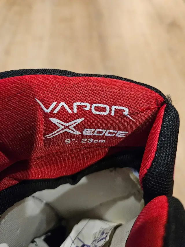 Bauer Youth Hockey 9" Gloves x 2 in Hockey in City of Toronto - Image 8