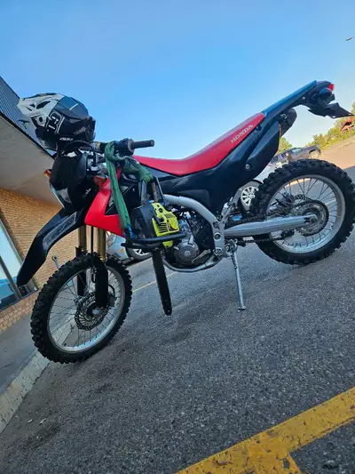Special addition crf came with black skins Second owner Handle bars Tidy tail Geared down (extra spr...