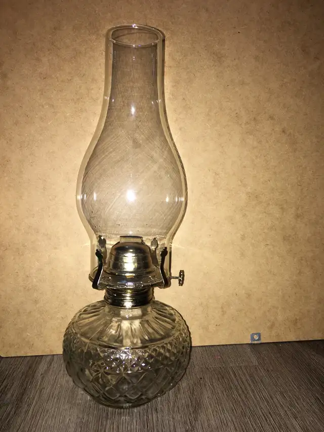 Glass oil lamp in Indoor Lighting & Fans in City of Montréal - Image 5