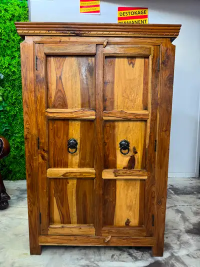 Magnifique armoire penderie avec étagères et barre pour cintres. En bois de rose massif, Fabriqué à...