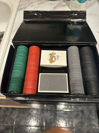200 set. Poker chips. Mint condition. Slight damage to the case they come in but no issues carrying...