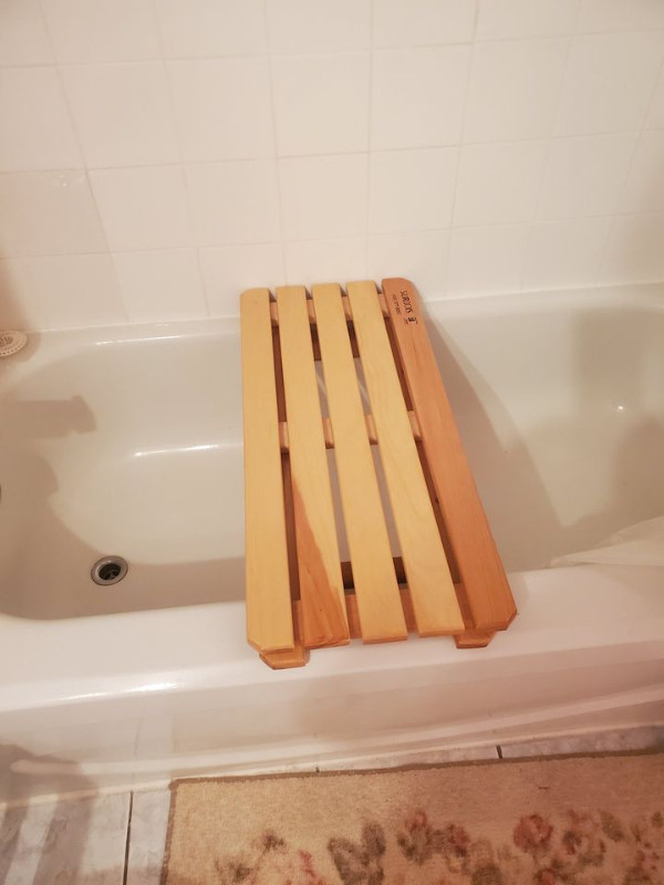 Siège et panneau de baignoire en bois massif dans Articles pour la salle de bains  à Laval/Rive Nord