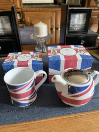 English Tea teapot and mug Collectables from Rosanna. New in box