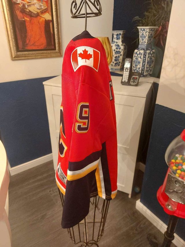 Calgary Flames youth jersey Tkachuk s/m in Hockey in Calgary - Image 2