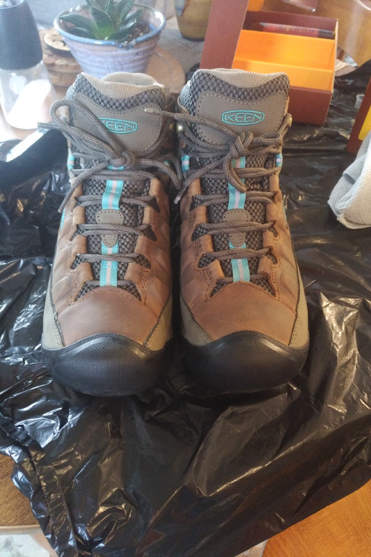 Keen Hiking Boots Women's Size 8.5 . Targhee 3 style. in Other in Ottawa - Image 2