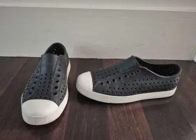 Black Native shoes woman size 5, View more