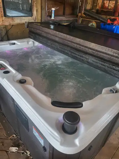 Hottub .bath area. Secure back yardcall paul6139297463 sept 1