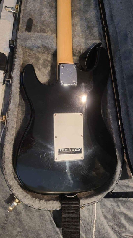 ACADEMY STRAT GUITAR W/ HARD CASE BOOKS EXTRA STRAP GIG BAG $180 in Guitars in City of Toronto - Image 4