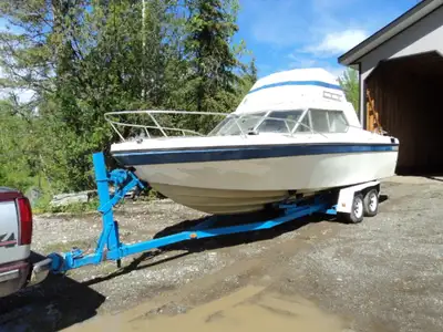 Cabin Cruiser with command bridge. Fresh 302 motor. Good project boat.