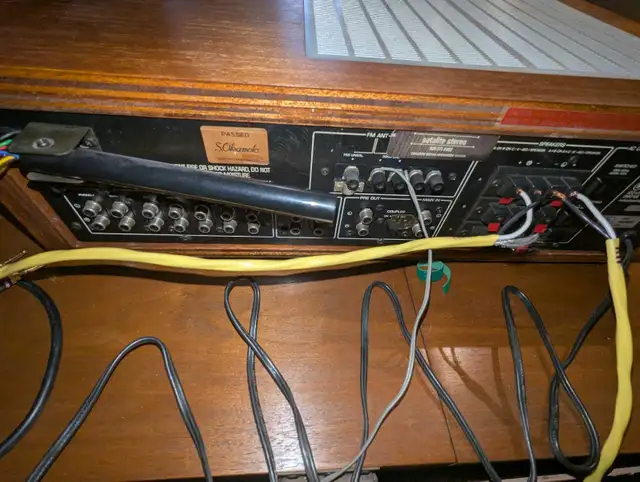 Yamaha CR-1020 AM/FM stereo receiver in Stereo Systems & Home Theatre in Ottawa - Image 10
