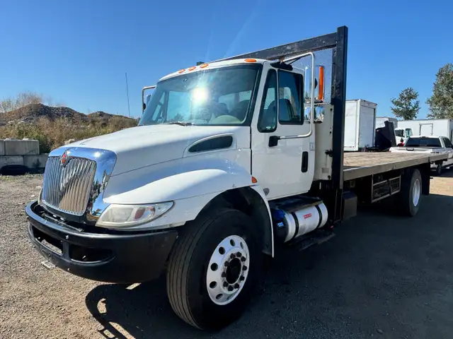 2017 Cummins International 5 ton flat deck in Other in Delta/Surrey/Langley - Image 2