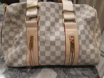 Pre-owned authentic Louis Vuitton bag featuring monogram canvas in excellent condition, fixed should...