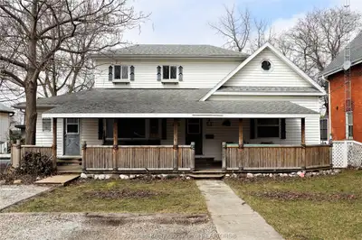 **Available now** Apt B-27 Hannibal St, Blenheim This 2 bedroom, 1 bath upper unit is located in a d...