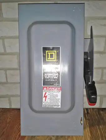 Up for sale is a SQUARE D 30 AMP, 3 PHASE, 240 VOLT FUSIBLE DISCONNECT SWITCH (HEAVY DUTY SAFETY SWI...