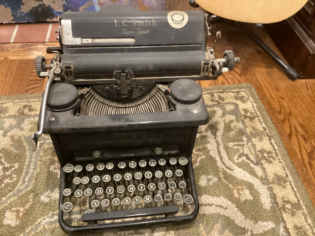 Antique Typewriter Circa 1938 in Arts & Collectibles in City of Toronto - Image 3