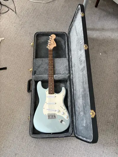 Fender Squier Stratocaster + Case, View more