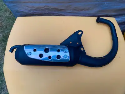 New old stock muffler, this is for a minarelli vertical 2 stroke that was on the 89 to 01 Yamaha Zum...