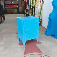 Petit meuble d'appoint casier bleu ou rouge