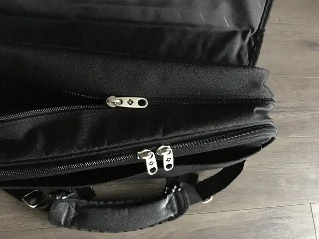 Samsonite Pro Messenger Laptop Briefcase in Laptop Accessories in Windsor Region - Image 6