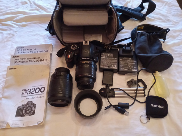 Nikon D3200 - 2 objectifs – beaucoup d’accessoires dans Appareils photo et caméras  à Ville de Montréal