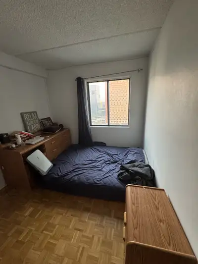 Bonjour ! Je cherche un(e) colocataire respectueux(se) pour occuper une chambre privée dans un 4 ½ s...