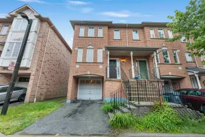 Stunning End Unit Condo Townhouse in a Prime Mississauga Louation! This beautifully maintained 3-bdr...