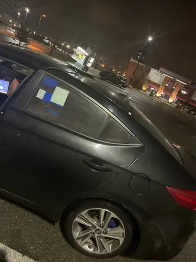 Je voudrai louer ma voiture taxi Diamond. Location à 360$ / semaine légèrement négociable . Single p...